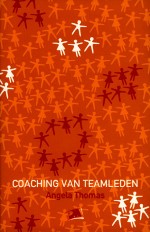 Coachen is een kwestie van communicatie en motivatie. Dit is het uitgangspunt van dit boek. Het biedt een basis voor effectief en interactief coachen, waarbij de stijl van de coach haarfijn aansluit op de leerstijl van medewerkers.  In dit boek wordt een leerroute ontwikkeld op basis van communicatie tussen de coach en de medewerkers. Daarom is er veel aandacht voor de communicatieve vaardigheden die specifiek bij het coachen horen. Iedere medewerker heeft zijn eigen stijl van leren en werken en iedere coach heeft zijn eigen stijl van coachen en leiding geven.  Een goede coach kent zijn eigen stijl, maar kent ook de stijl van zijn medewerkers, hun houding en motivatie en zoekt en vindt evenwicht om stijl van coachen en stijl van leren op elkaar af te stemmen. Op die wijze worden de persoonlijke en professionele talenten en mogelijkheden van de coach en medewerkers optimaal ontwikkeld.  Angela Thomas heeft een programma ontwikkeld, een vijfstappenplan, waarin zij haar model van coachen genuanceerd en duidelijk neerzet.