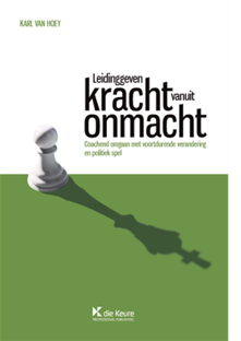Leidinggeven : Kracht vanuit onmacht. Coachend omgaan met voortdurende verandering en politiek spel