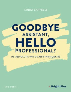 [Uitdaging, veelzijdigheid, verantwoordelijkheid en groeimogelijkheden. Dat zijn vandaag de kernwoorden als het om het beroep van assistant gaat. Een job met toekomst, die de laatste tien jaar zo hard is geëvolueerd dat misschien zelfs de functietitel aan een update toe is. Met behulp van marktonderzoek, getuigenissen en expertise van werkenemers, werkgevers en het hoger onderwijs doet Bright Plus die (r)evolutie in dit boek van A tot Z uit de doeken. Je ontdekt waarom jouw wereld als meertalige professional nooit zal stilstaan, welke hard en soft skills je best in je rugzak hebt en in welke sectoren je allemaal aan de slag kan gaan. Zo weet jij perfect hoe je groeit en inzet op een mooie, furureproof carrière.] Goodbye Assistant, Hello Professional : De (R)evolutie van de Assistantfunctie