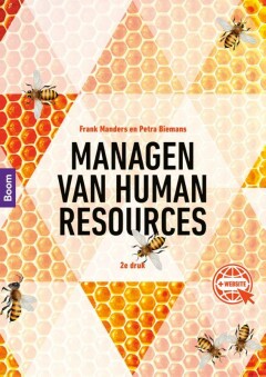 [Managen van human resources biedt de aankomende manager theoretisch én praktisch inzicht bij het managen van zijn/haar personeel. Het boek begint met een uiteenzetting van belangrijke thema’s als strategisch human resourcesmanagement, personeelsplanning en arbeidsmarkt. Vervolgens behandelen de auteurs in drie delen de instroom van medewerkers, het ontwikkelen van medewerkers en de uitstroom van medewerkers. Een groot aantal voorbeelden, tips en onderzoeken, geven de student bovendien praktische hulpmiddelen.  In deze tweede druk zijn de voorbeelden geactualiseerd en zijn onderwerpen als privacy, AVG en de Participatiewet opgenomen of uitgebreid. Ook is de bijhorende website flink uitgebreid met meer video’s en oefenvragen, een handige begrippentrainer en tentamenvragen voor docenten.  Dit boek is geschikt voor opleidingen als Bedrijfskunde MER, Technische bedrijfskunde, Small Business & Retailmanagement, International Business and Management Studies, Business Studies en Human Resource Management.] Managen van Human resources