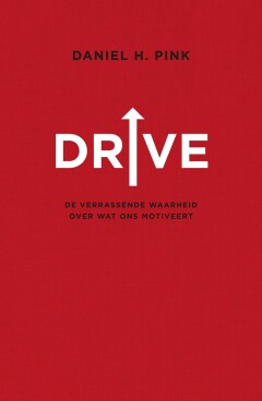 [Vergeet alles wat u weet over hoe u mensen moet motiveren, het zit anders in elkaar dan je dacht. Het geheim van goed presteren, plezier en zin in uw leven en werk is de intrinsieke motivatie. Dat is uw diepe wens om uw eigen leven te bepalen, nieuwe dingen te leren en te creëren en bij te dragen aan zinvolle zaken.  Daniel Pink toont aan dat de geaccepteerde wijsheid over mensen motiveren niet strookt met hoe wij thuis en op het werk elke dag te werk gaan. De oude manier van belonen en straffen werkt voor de meeste taken niet meer. Kijk maar naar de bonuscultuur bij bedrijven: een slecht middel voor een goed doel. Het gevolg van verkeerde beloning is dat we slechte kwaliteit leveren en uiteindelijk minder betrokken raken bij wat we doen.] Drive : De verrasende waarheid over wat ons motiveert