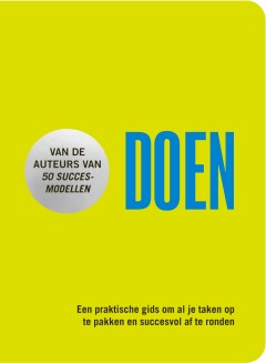 [Van de auteurs van de bestseller 50 succesmodellen  Dit boek bevat praktische handvatten om u te helpen om plannen niet alleen te maken, maar ze ook daadwekelijk uit te voeren en tot een goed einde te brengen. Stop met uitstellen en maak een eind aan eindeloze to-dolijstjes: minder praten, meer gedaan krijgen. Met praktische tips en methodes om:  ·       uitstelgedrag tegen te gaan; ·       je inbox beter te managen; ·       motivatie vast te houden; ·       kalm te blijven onder druk; ·       routines op te bouwen.] DOEN : Een praktische gids om al je taken op te pakken en succesvol af te ronden