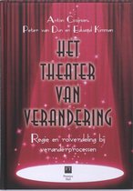 [Bij verandermanagement wordt vaak vergeten dat het vooral de menselijke factor is die ervoor zorgt dat een verandertraject mislukt of anders eindigt dan gepland. Het theater van verandering vertelt in duidelijke taal wat er in een verandertraject tussen mensen mis kan gaan en hoe dit valt te voorkomen of verhelpen. De metafoor van een theatervoorstelling met acteurs, requisieten en een regisseur staat daarbij centraal. Er is aandacht voor de verschillende typen spelers in verandertrajecten, en voor de noodzaak die typen, met hun eigen karakters en eigenaardigheden, goed in balans met elkaar hun rol te laten spelen. Het boek is zowel een gedegen inleiding in (de ethische aspecten van) verandermanagement als een praktische en vlot geschreven gids voor managers vol adviezen hoe zij zich in concrete situaties het beste kunnen opstellen. Anton Cozijnsen is psycholoog en hoogleraar Verandermanagement aan de VU. Hij is auteur van diverse boeken op zijn vakgebied, waaronder Anders veranderen (2004).] Het theater van verandering : Regie en rolverdeling bij veranderprocessen