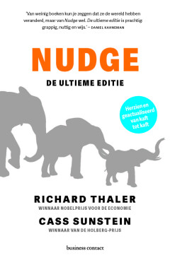 [De ultieme, geactualiseerde editie van het baanbrekende boek dat aantoont hoe mensen door een duwtje in de juiste richting betere beslissingen in hun leven zullen nemen. Nobelprijswinnaar Richard Thaler en Cass Sunstein (coauteur van Daniel Kahneman) hebben deze klassieker van kop tot staart herschreven, zich baserend op jarenlange ervaring in het toepassen van nudging in overheid, politiek en bedrijfsleven, en aangevuld met nieuw wetenschappelijk onderzoek. Het is rijk aan voorbeelden en inzichten uit het hele spectrum van ons leven – van hoe we omgingen met COVID-19 tot de klimaatcrisis en alles daartussenin – en schuwt ook een van de belangrijkste elementen van nudging niet: maak het leuk!  ‘Als je ‘Nudge’ hebt gelezen en denkt dat je het concept en de toepassing ervan volledig onder de knie hebt, dan vergis je je. Deze ultieme editie heeft mijn begrip van nudges en hoe je ze kunt gebruiken vele malen vergroot. Het is een ware must-read.’ – Robert Cialdini, auteur van ‘Invloed’] Nudge : De ultieme editie