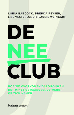 [In ‘De nee-club’ leggen Linda Babcock en haar mede-auteurs de mechanismen bloot achter de ongelijke taakverdeling op het werk en laten ze zien hoe vrouwen kritischer kunnen kijken naar de taken die ze op zich nemen. Waarom zijn het relatief vaak vrouwen die bijvoorbeeld het bedrijfsfeest organiseren of nieuwe medewerkers inwerken? De auteurs van dit boek ontdekten dat deze taken, die maar weinig individuele waardering of carrièrekansen opleveren, inderdaad buitenproportioneel vaak bij vrouwen terechtkomen. Als ware wetenschappers besloten ze hier onderzoek naar te doen, en om elkaar te helpen vaker nee te zeggen tegen zulke ‘niet-promotiewaardige taken’ richtten ze de Nee-club op. In ‘De nee-club’ geven ze organisaties tools en technieken om een eerlijkere werkplek te creëren. Dit boek verandert de manier waarop we denken over de positie van vrouwen op het werk én laat zien hoe we die kunnen verbeteren – inclusief tips om zelf een Nee-club op te zetten.] De Nee Club : Hoe we voorkomen dat vrouwen het minst gewaardeerde werk op zich nemen
