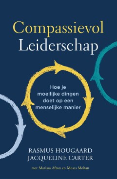 [Hoe kun je leiden mét compassie, zonder dat je bedrijf er op achteruit gaat qua effectiviteit? Hougaard en Carter, van de Potential Project, laten je in dit boek zien hoe.  Omschrijving Compassie tonen zorgt voor vertrouwen, loyaliteit en saamhorigheid, en maakt jou een betere leider.  Leidinggeven is moeilijk. Hoe houd je de balans tussen het tonen van compassie voor je werknemers én zorgen dat het werk effectief gedaan wordt? In de huidige tijd van een pandemie, economische instabiliteit en politieke onrust lijkt de wereld die we kennen te veranderen. Er wordt veel van ons gevraagd en daarom is het juist nu voor leiders van belang om compassie te laten zien. Maar alleen compassie tonen is niet genoeg, je moet ook jouw kennis op het gebied van effectiviteit blijven delen. Het gaat om het vinden van een delicate balans tussen kennis en compassie, waarbij je als leider continu dit evenwicht moet blijven bewaken. Dit is een must-read voor iedere leider die op een menselijke manier wil leiden.] Compassievol Leiderschap : Hoe je moeilijke dingen op een menselijke manier kunt doen