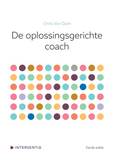 [Coaching is hip. Er verschijnen wekelijks boeken over coaching en (te?) veel mensen noemen zichzelf ‘coach’. Gelukkig kent de coachingwereld een aantal vaste waarden.  Dit boek is er één van.Het oplossingsgerichte denkkader en het Brugse model vormen de theoretische basis van dit boek. Deze nieuwe editie is geactualiseerd met nieuwe inzichten en technieken.  * Gedegen wetenschappelijke basis; * Met inspirerende uitnodigingen tot reflectie en talloze voorbeelden uit de praktijk; * Geschreven voor beginnende en ervaren coaches.] De oplossingsgerichte coach