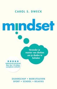 [De wereldberoemde psychologe Carol Dweck van Stanford University heeft, na tientallen jaren onderzoek naar prestatie en succes, een baanbrekend begrip ontdekt: de kracht van onze mindset.  Dweck legt uit dat het niet alleen onze vaardigheden en talenten zijn die voor succes zorgen, maar ook onze statische of op groei gerichte mindset. Ze maakt duidelijk waarom het prijzen van de intelligentie en het talent van onze kinderen niet bevorderlijk is voor hun zelfvertrouwen en prestaties, maar hun succes zelfs in de weg kan staan. Met de juiste instelling kunnen we onze kinderen motiveren en hen helpen op school beter te presteren, en tegelijk op persoonlijk en professioneel vlak onze eigen doelen bereiken.  Dweck onthult wat alle goede ouders, leerkrachten, topmanagers en sportlieden al weten en laat zien hoe een simpel idee over de werking van de hersenen, liefde voor leren en veerkracht kan creëren, die de basis vormen voor prestaties op elk terrein.] Mindset : Verander je manier van denken om je doelen te behalen : ouderschap, bedrijfsleven, sport, relaties