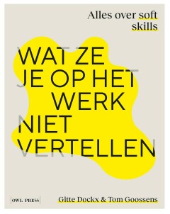 [Zijn er dingen die ze je op het werk niet vertellen? Zeker weten. Want werkgevers verwachten veel van de jonge professionals die uit de schoolbanken naar de arbeidsmarkt rollen. Ze gaan ervan uit dat je al een stevige basis hebt: een mix van vakkennis én soft skills. In dit boek staan je menselijke vaardigheden centraal, je soft skills. Feedback geven, schrijven, pitchen, leidinggeven, plannen, presenteren, jezelf organiseren, samenwerken... Het is maar een greep uit de vele soft skills die je terugvindt in Wat ze je op het werk niet vertellen. Allemaal zijn het vaardigheden waarmee je het verschil maakt op het werk. Het goede nieuws is dat je kunt groeien in die soft skills. Je eerste stap? Starten met de zelfmanagementcirkel: je leert jezelf (nog) beter kennen en ontdekt hoever je staat met je menselijke vaardigheden. Daarna maak je een actieplan, om bij te spijkeren waar dat nodig is en om je voorsprong te vergroten met je sterktes. Nieuwe kansen zullen blijven opduiken. Het is aan jou om ze te grijpen.] Wat ze je op het werk niet leren : Alles over soft skills