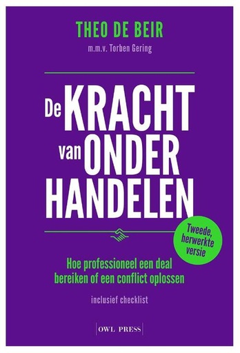 [Onderhandelen, we doen het allemaal - vaak uit de losse pols en zonder enige structuur. Maar voor bedrijven, organisaties en overheden die te maken krijgen met etterende conflicten en moeilijk te overhalen partners is dat niet voldoende. Emoties en trots staan ons in de weg, en sommigen zien een uitnodiging om rond te tafel te gaan zitten zelfs als een teken van zwakte. Daardoor missen veel onderhandelingen potentieel.  De kracht van onderhandelen legt uit hoe een onderhandeling werkt en hoe je structuur kan brengen in zo'n traject. De auteur reikt je technieken aan waarmee je je kunt organiseren en maakt de werkwijzen concreet aan de hand van herkenbare conflictsituaties. Met dit boek heb je alle tools in handen om efficiënt een overeenkomst te bereiken en een dispuut op te lossen.] De kracht van onderhandelen : Hoe professioneel een deal bereiken of een conflict oplossen?