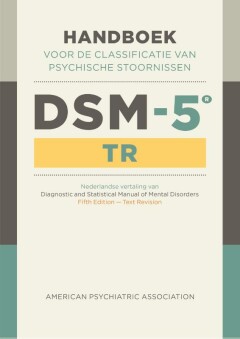 [De DSM‑5‑TR is hét standaardwerk voor de classificatie van psychische stoornissen. Het biedt een systematische onderverdeling van de meest voorkomende tot de zeldzaamste stoornissen, met alle bijbehorende criteria. In de klinische praktijk is het een onmisbaar handboek voor onder andere psychiaters, psychologen, (ortho)-pedagogen, professionals in de ggz, (huis)artsen, verpleegkundigen, psychosociaal werkenden, en studenten in opleiding tot deze beroepen.  Tegelijk met de Nederlandse vertaling van het Handboek verschijnt een nieuw Beknopt overzicht, beide in twee fraai vormgegeven varianten. Ook de DSM‑5 Online krijgt een update, zodat de meest recente informatie altijd online te vinden is.  Belangrijkste wijzigingen • De teksten van meer dan zeventig stoornissen worden aangescherpt en geactualiseerd. • Er komt een nieuwe stoornis: de persisterende-rouwstoornis. • Alle online updates van de DSM‑5 worden meegenomen. • In de volgende secties wordt veel aangepast: prevalentie, risico‑ en prognostische factoren, cultuurgebonden factoren, issues rondom sekse en gender, suïcidale gedachten en suïcidaal gedrag, en comorbiditeit. • Er komen onder andere nieuwe codes voor het rapporteren van suïcidaal gedrag en niet‑suïcidaal zelfbeschadigend gedrag. • De ICD‑9‑CM‑codes worden vervangen door ICD‑10‑codes.] DSM-5-TR Handboek voor de classificatie van psychische stoornissen