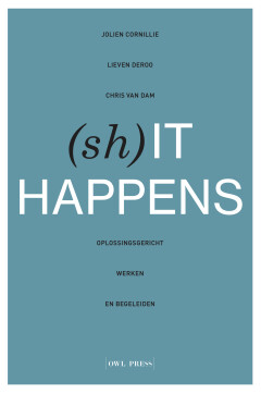 [Opvoeders, hulpverleners, groepsbegeleiders, coördinatoren en directies vinden in (Sh)it happens heel wat praktisch bruikbare tips en technieken om het oplossingsgericht denken te implementeren in hun organisatie, hun team en tijdens het begeleiden van jongeren. Dit boek is een verhaal van mensen die in de praktijk staan en anderen willen inspireren met creatieve toepassingen en technieken. Dankzij de vele praktijkvoorbeelden ontdekt de lezer dat het oplossingsgericht denken werkt. Het geheel wordt ondersteund met een streepje theorie over het oplossingsgericht gedachtegoed. Dit boek kwam tot stand door een samenwerking tussen Jolien Cornillie, Lieven Deroo en Chris Van Dam.] (sh)IT Happens : Oplossingsgericht werken en begeleiden