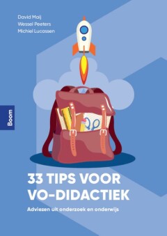 [Als docent in het voortgezet onderwijs wordt er steeds meer van je gevraagd. Naast je inhoudelijke vakkennis gaat het ook over de didactische kant: hoe kun je als docent je leerlingen zo goed mogelijk helpen met leren?  33 tips voor vo-didactiek helpt zowel de beginnende als gevorderde docent die lesgeeft aan leerlingen in het voortgezet onderwijs. Het bevat 33 unieke tips voor effectieve didactiek. Iedere tip start met een beknopte samenvatting van de belangrijkste wetenschappelijke inzichten. Vervolgens worden praktische aanwijzingen gegeven uit de onderwijspraktijk, direct inzetbaar in de les. De auteurs vertellen hoe het leerproces in het leerlingenbrein verloopt, hoe leerlingen leren leren en wat wel en niet werkt.  Dit boek is nuttig voor iedereen die zich bezighoudt met het begeleiden van leerlingen en is te gebruiken bij zowel het vormgeven van het onderwijs, als tijdens het lesgeven. De praktische voorbeelden komen direct uit de klas, en werken daarbij op elk niveau in het vo. Goede didactiek is immers universeel. Kortom, een essentieel boek voor iedereen die leerlingen wil helpen ontwikkelen richting een leven lang leren.] 33 Tips voor VO-Didactiek : Adviezen uit onderzoek en onderwijs